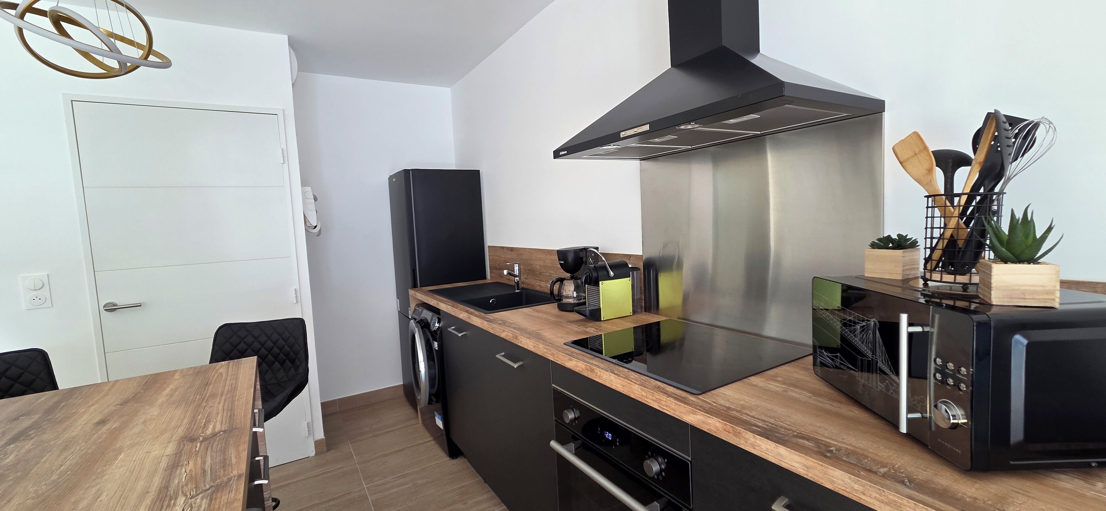 Kylskåp, mikrovågsugn, ugn och spishäll