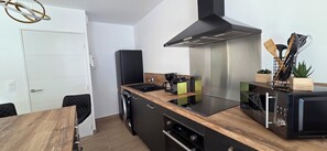 Kylskåp, mikrovågsugn, ugn och spishäll