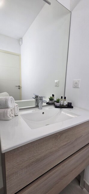 Dusch, hårtork och handdukar