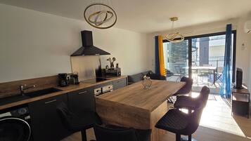 Refrigerador, microondas, horno, placa de cocina