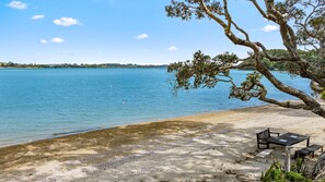 Beach - Beachfront access house in Paradise (Whangateau)