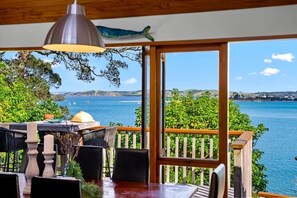 Outdoor dining - Beachfront access house in Paradise (Whangateau)