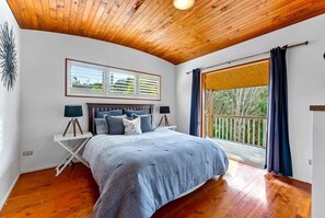 Iron/ironing board, WiFi, bed sheets - Beachfront access house in Paradise (Whangateau)