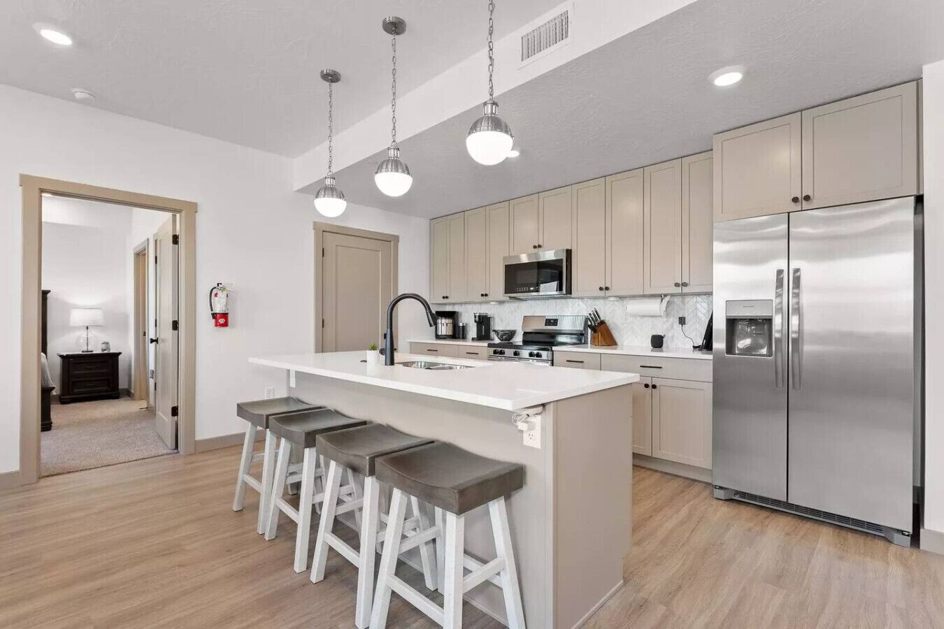 Kjøleskap, mikrobølgeovn, ovn og kokeplater