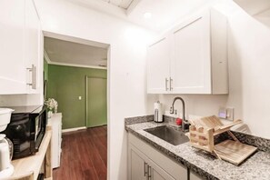 Room - Bnb Hyperion Newly Remodeled 1B Home w Patio (Hollywood)