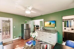 Room - Bnb Hyperion Newly Remodeled 1B Home w Patio (Hollywood)