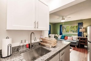 Room - Bnb Hyperion Newly Remodeled 1B Home w Patio (Hollywood)