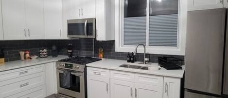 Réfrigérateur, micro-ondes, four, cafetiÚre/bouilloire