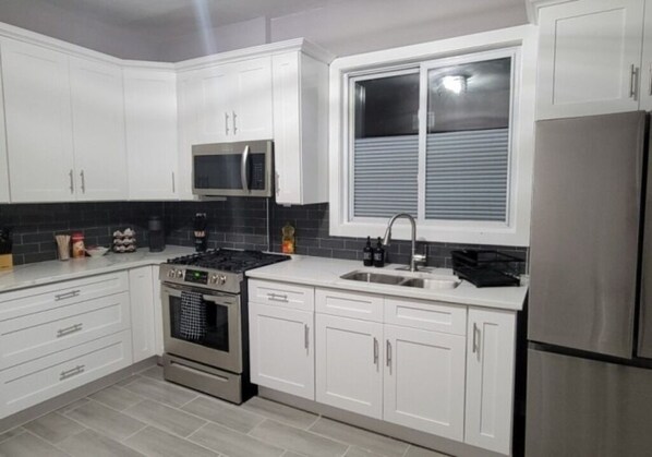 Private kitchen - Pristine Apartment with Free Street Parking (Chicago)