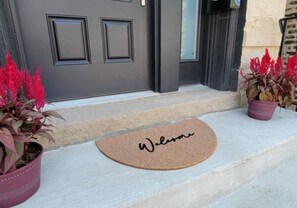 Exterior detail - Pristine Apartment with Free Street Parking (Chicago)