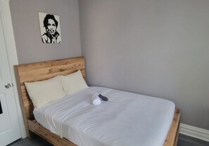 Room - Pristine Apartment with Free Street Parking (Chicago)