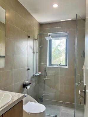 Douche, sèche-cheveux, bidet, serviettes fournies