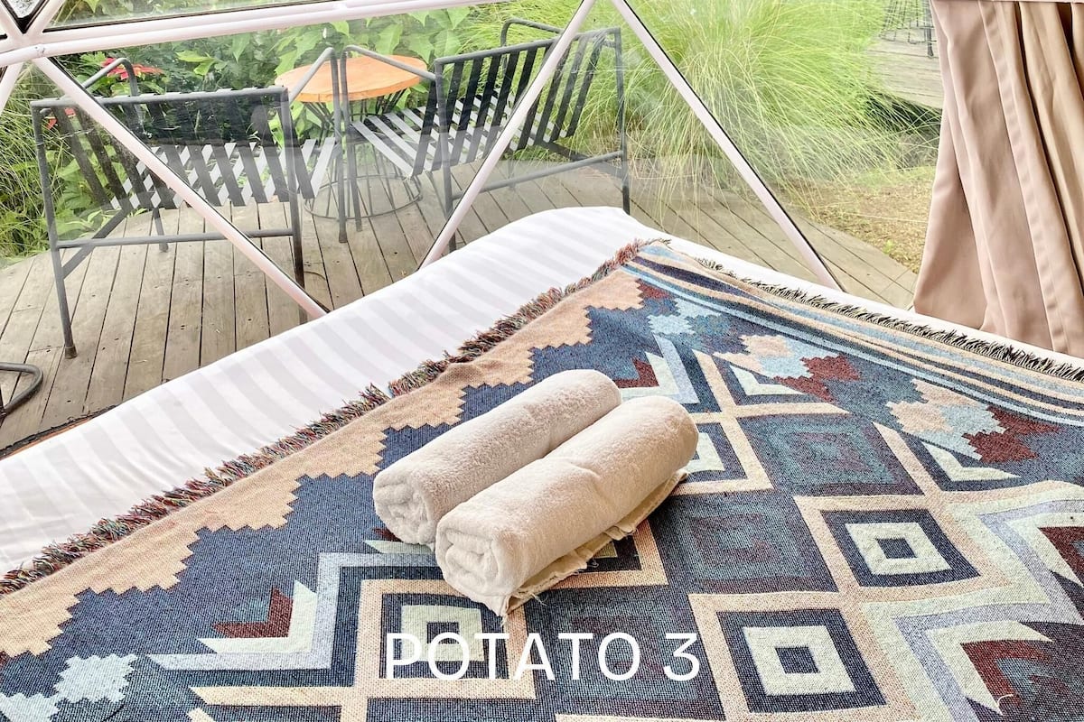 Tienda de campaña básica, 1 cama Queen size, vista a la montaña | Ropa de cama