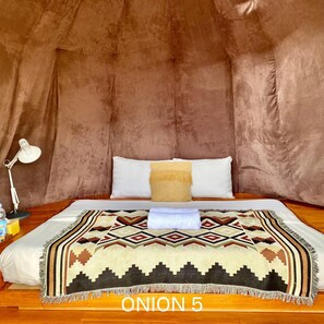 Tienda de campaña básica, 1 cama Queen size, vista al jardín | Ropa de cama 