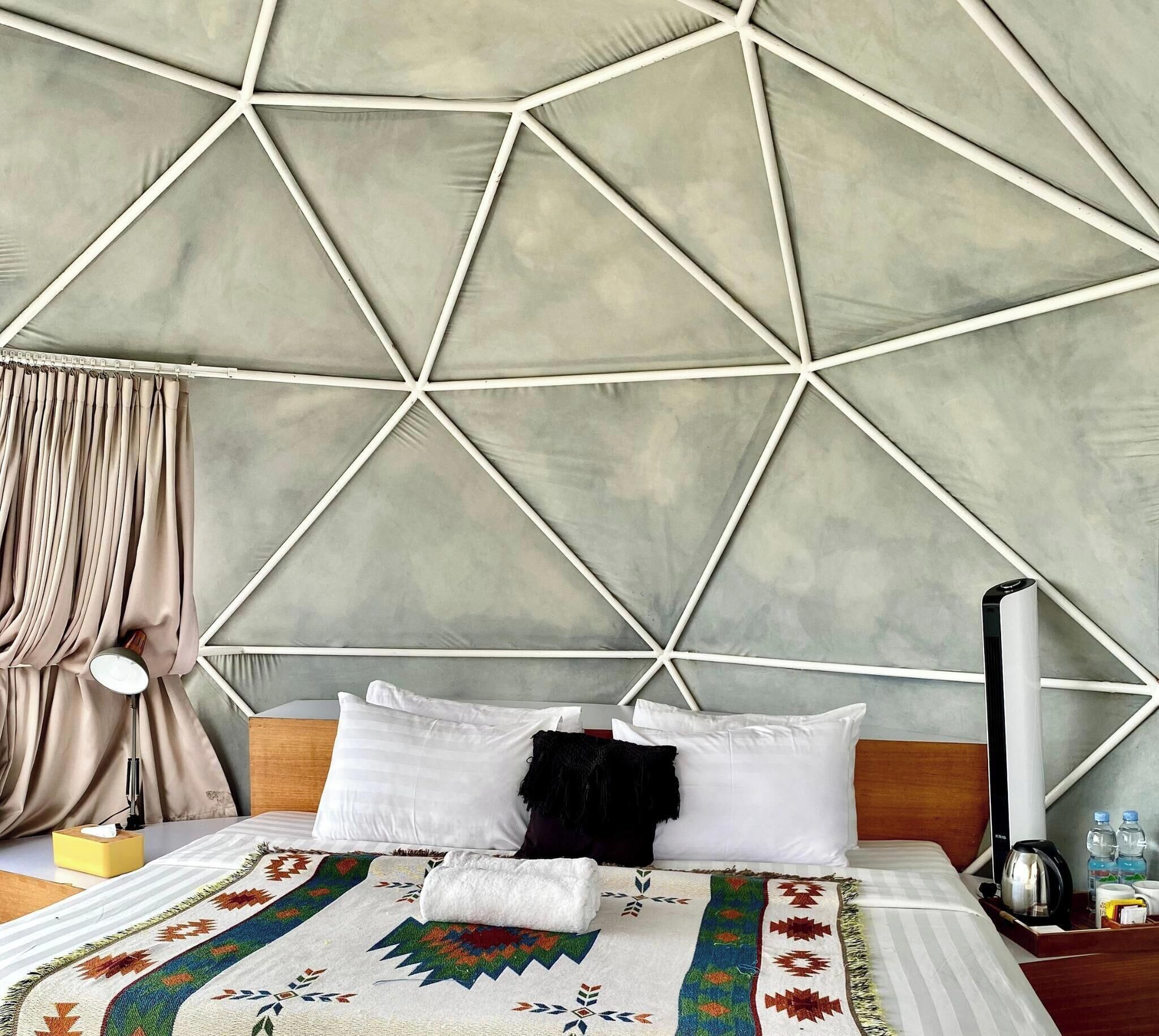 Tienda de campaña básica, 1 cama Queen size, vista a la montaña | Ropa de cama 