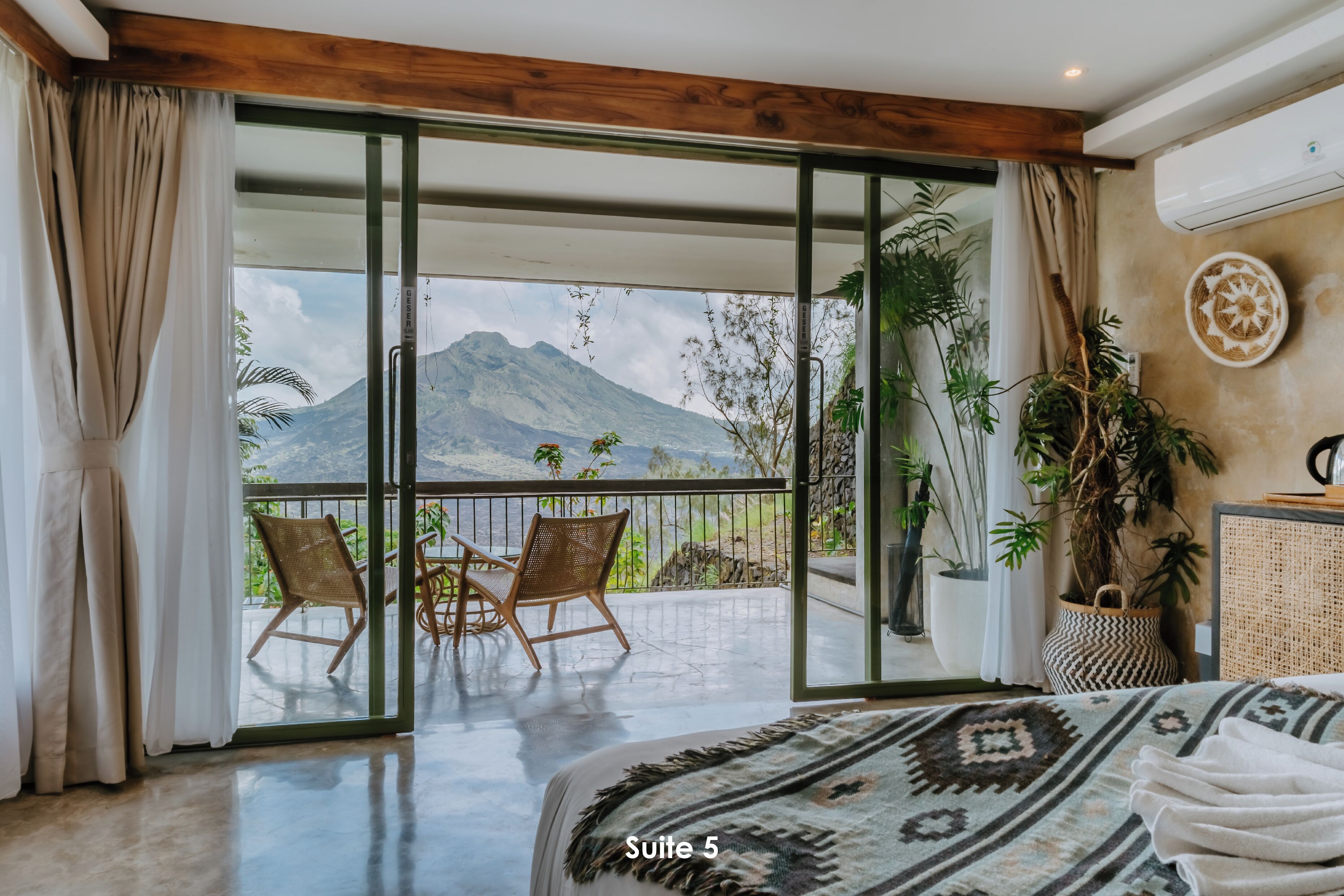 Quarto básico, 1 cama Queen, vista para a montanha | Roupa de cama