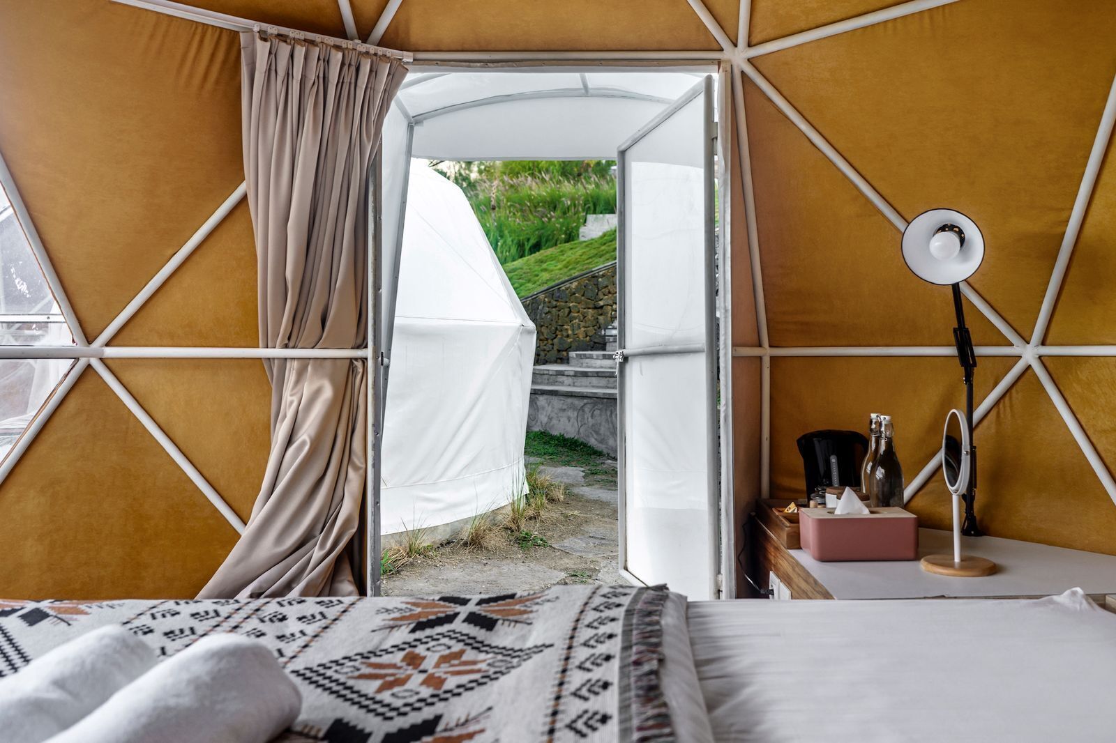 Tienda de campaña básica, 1 cama Queen size, vista a la montaña | Ropa de cama 