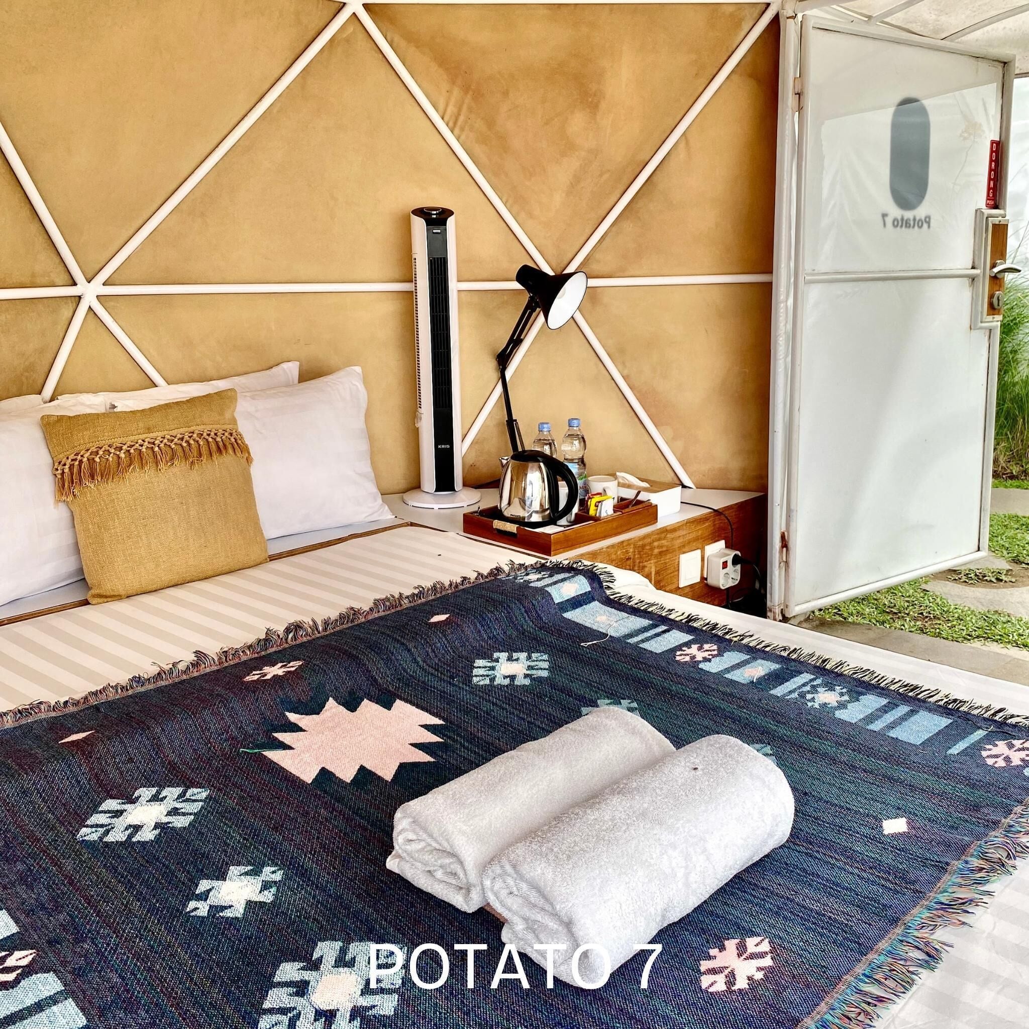 Tienda de campaña básica, 1 cama Queen size, vista a la montaña | Ropa de cama 