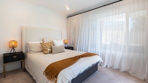 5 bedrooms, iron/ironing board, WiFi, bed sheets