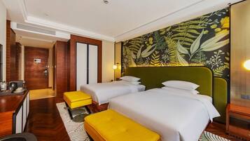 Basic Double Room | Peti besi dalam bilik, meja, ruang kerja komputer riba