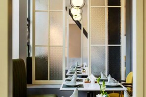 Bữa sáng tự phục vụ hàng ngày với phụ phí nhỏ 