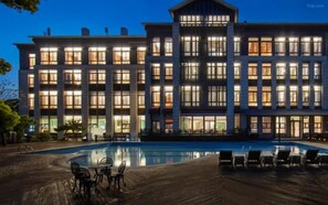 季节性开放的室外游泳池