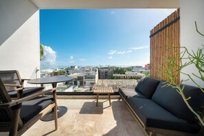 Departamento Deluxe, balcón, vista a la ciudad | Balcón