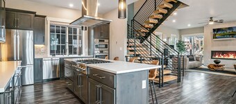 Home Spa Retreat Downtown WP: Rooftop Hot Tub + Sauna - Walk to Shops & Shuttle