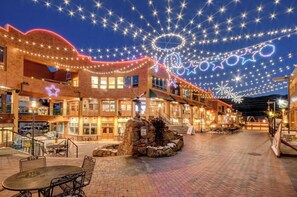 Outdoor dining - Home Spa Retreat Downtown WP: Rooftop Hot Tub + Sauna - Walk to Shops & Shuttle (Winter Park)