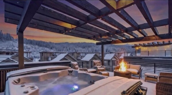 Outdoor spa tub