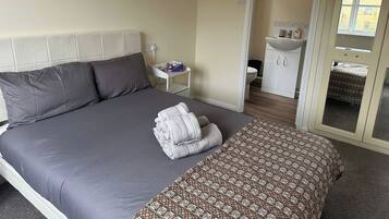 Desk, iron/ironing board, WiFi, bed sheets