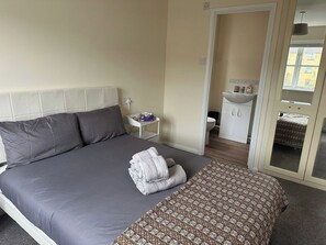 Bureau, fer et planche à repasser, Wi-Fi, draps fournis