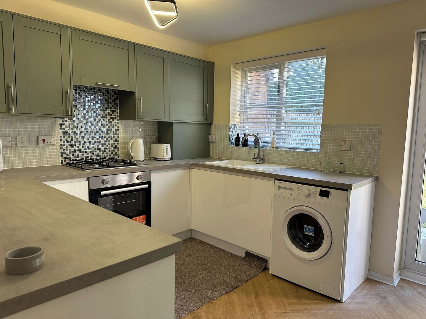 Køleskab, mikrobølgeovn, ovn, kogeplade