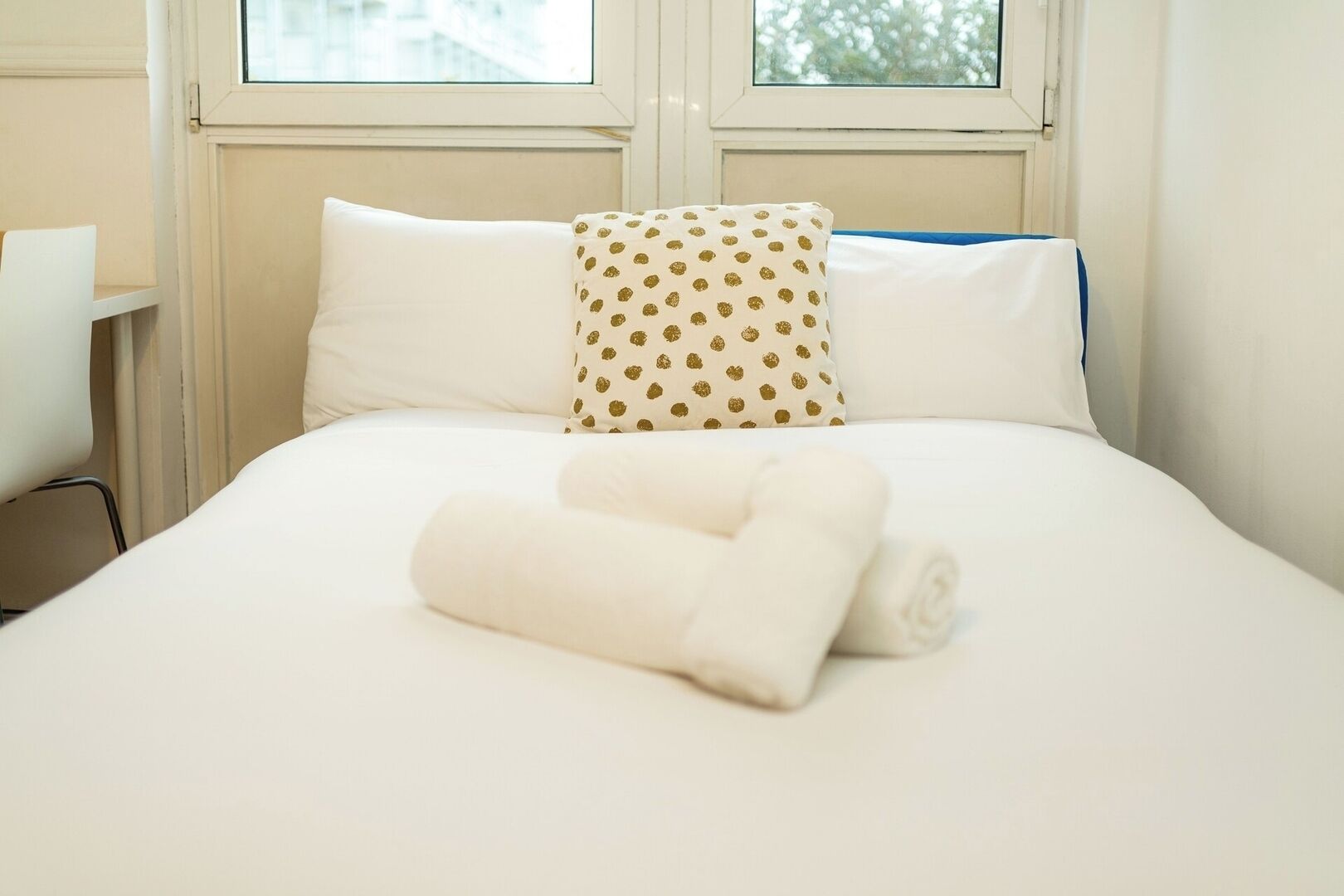 Een bureau, een strijkplank/strijkijzer, wifi, beddengoed