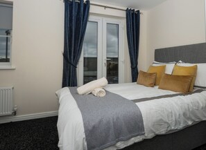 Tabla de planchar con plancha, wifi y ropa de cama 