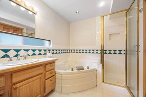 Hair dryer, towels - Downtown Mountain Escape: Steps to Gondola 2BR/2BA (Telluride)