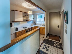 Jääkaappi, mikroaaltouuni, uuni, kahvin-/teenkeitin