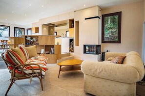 TV, fireplace