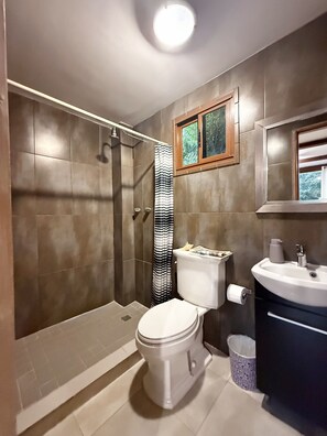 Shower, towels, toilet paper - Apartment with balcony in the center of the city (Panamá)