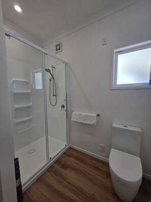 Douche, sèche-cheveux, serviettes fournies, savon