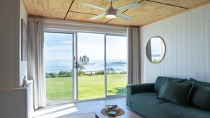 TV - Jim & Dots Beachside Escape (Arrawarra Headland)