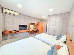 Triple Room | Living area | 28-inch TV with cable channels - CU Hotel Taichung Wufeng (Taichung)