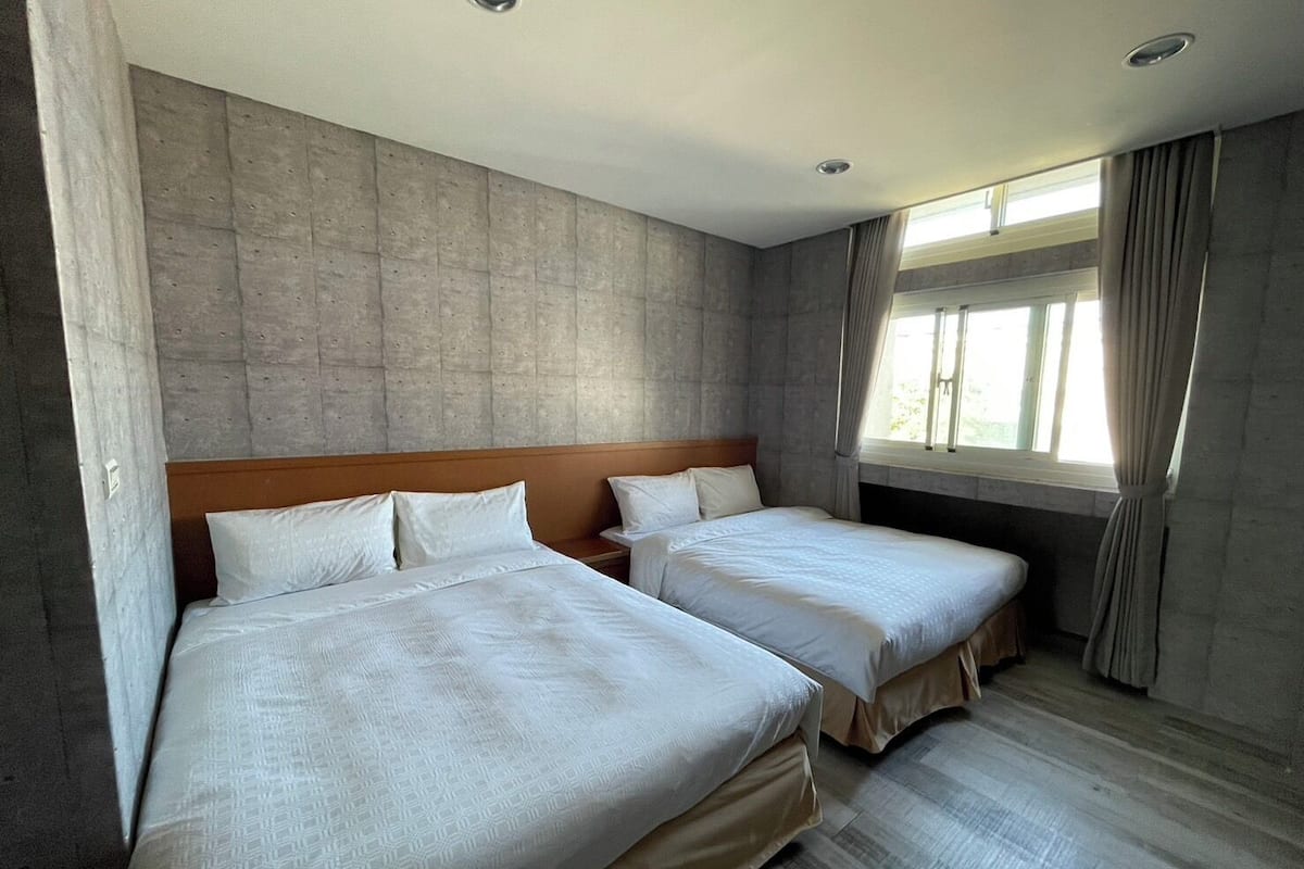 Habitación cuádruple | Edredón, escritorio, espacio para trabajar con laptop y wifi gratis