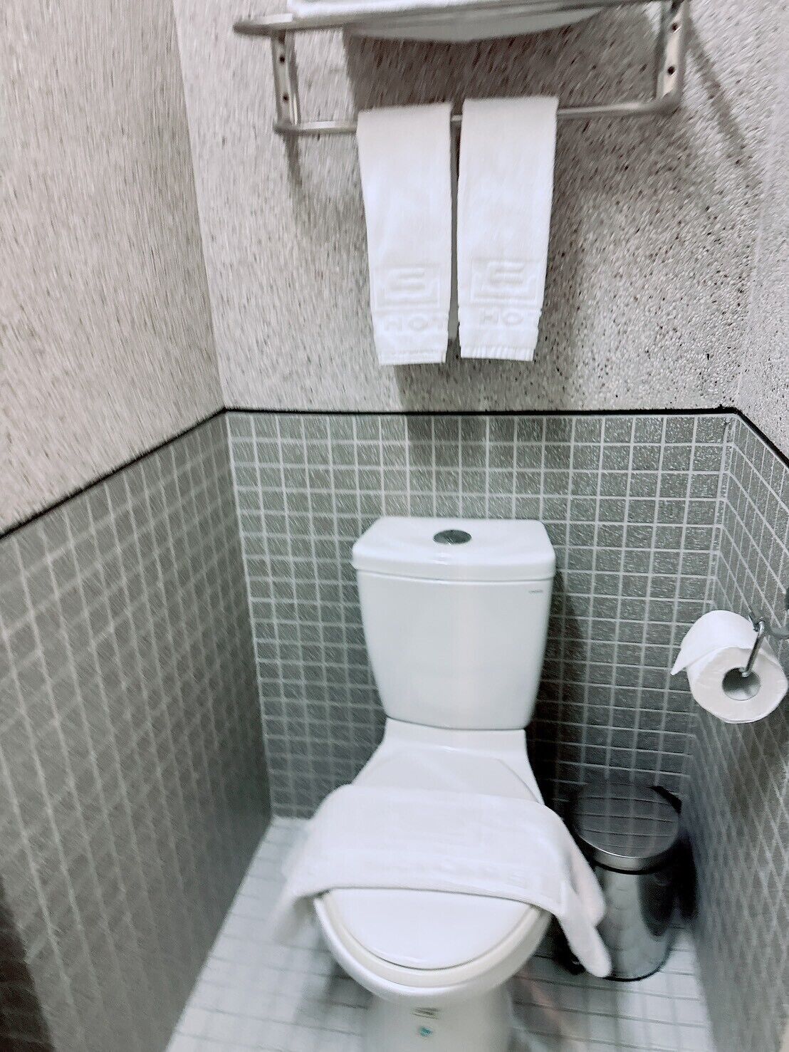 Habitación cuádruple | Baño | Ducha, secador de pelo, zapatillas y toallas