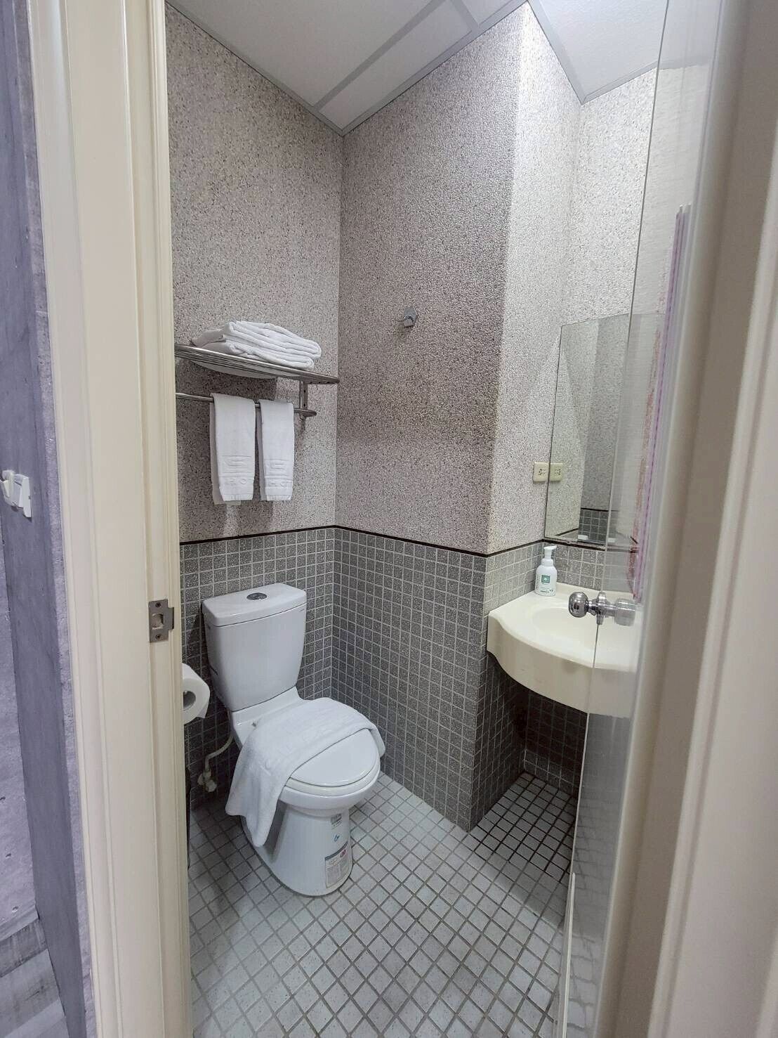 Habitación con 2 camas individuales | Baño | Ducha, secador de pelo, zapatillas y toallas