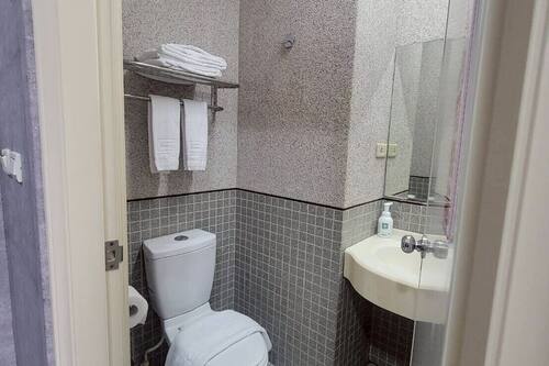 Camera con 2 letti singoli, letti multipli | Bagno | Doccia, asciugacapelli, pantofole, asciugamani