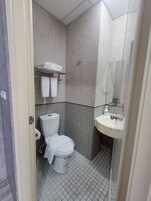 Twin Room | Bathroom