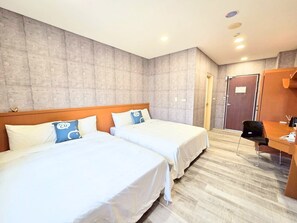 ห้องพักสำหรับสี่ท่าน, เตียงใหญ่ 2 เตียง | ผ้านวมขนเป็ด, โต๊ะทำงาน, พื้นที่ทำงานแบบใช้แล็ปท็อป, ผ้าม่านกันแสง