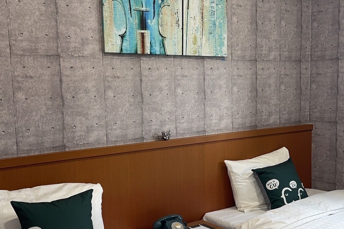 Habitación con 2 camas individuales | Edredón, escritorio, espacio para trabajar con laptop y wifi gratis