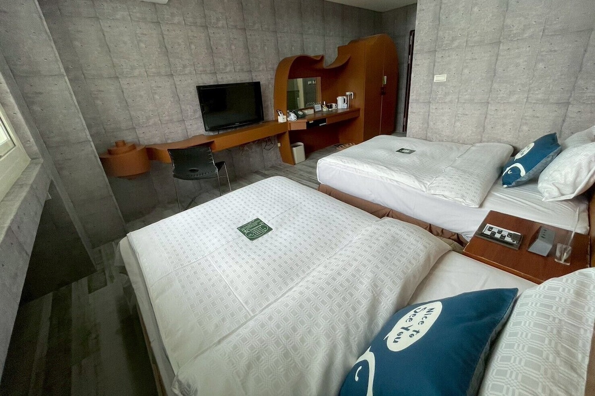 مكتب ومساحة عمل للكمبيوتر المحمول وواي فاي مجانًا